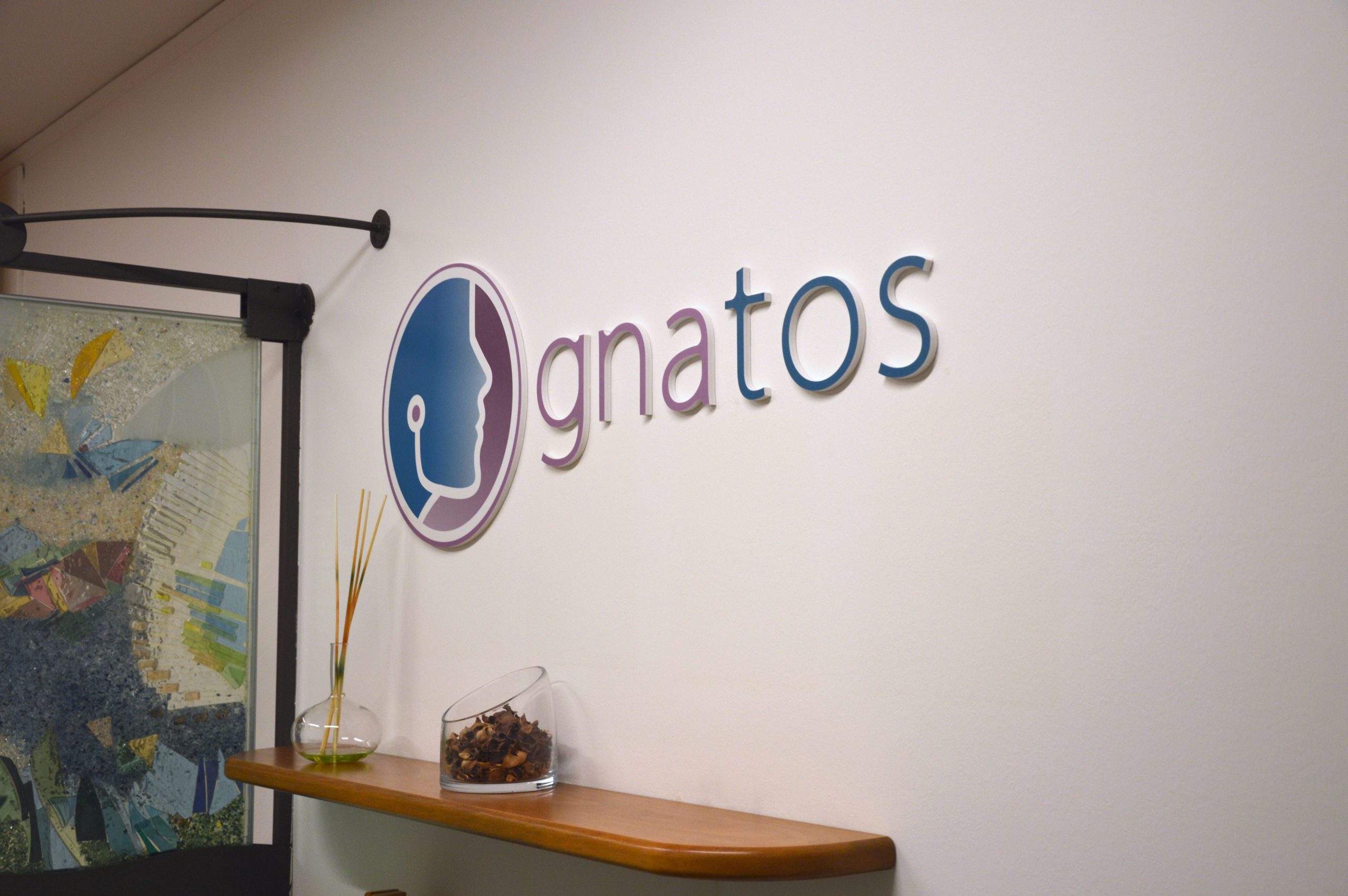 Logo Gnatos all'ingresso dello studio dentistico a Verona
